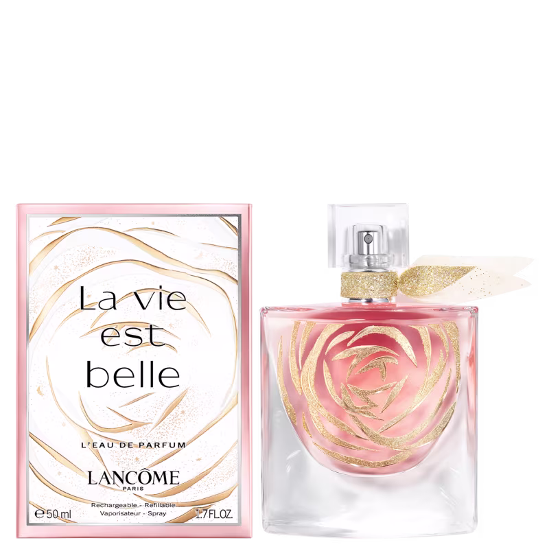 Perfume La vie est belle da Lancôme. Frasco de vidro transparente com líquido rosa e detalhes dourados em forma de rosa estilizada. Caixa retangular rosa com texto "La vie est belle" e logotipo Lancôme em dourado. Frasco de 50ml ou 1.7fl.oz.
