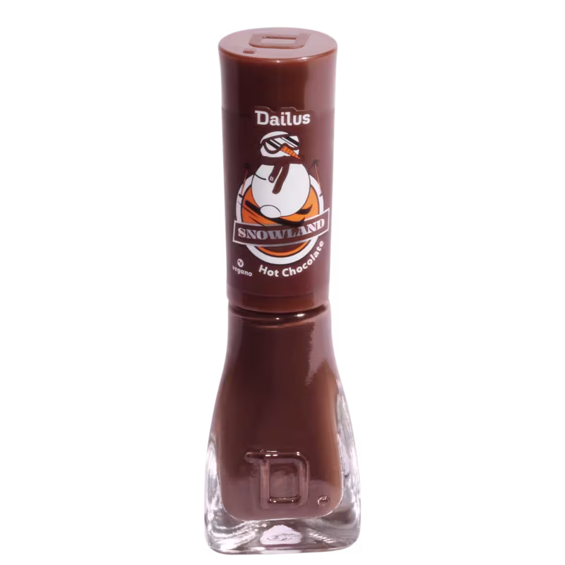 Esmalte cremoso da marca Dailus, cor Hot Chocolate. O frasco é pautado por tons de marrom, contendo um boneco de neve no rótulo de sua tampa.