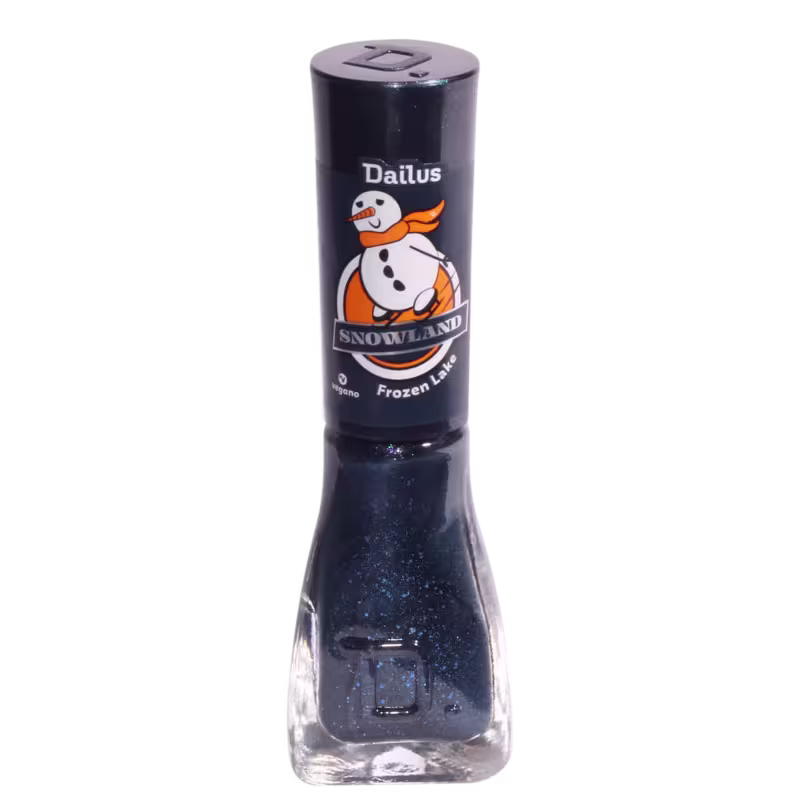Esmalte cremoso da marca Dailus, cor Frozen Lake. O frasco é pautado por tons de azul escuro, contendo um boneco de neve no rótulo de sua tampa.