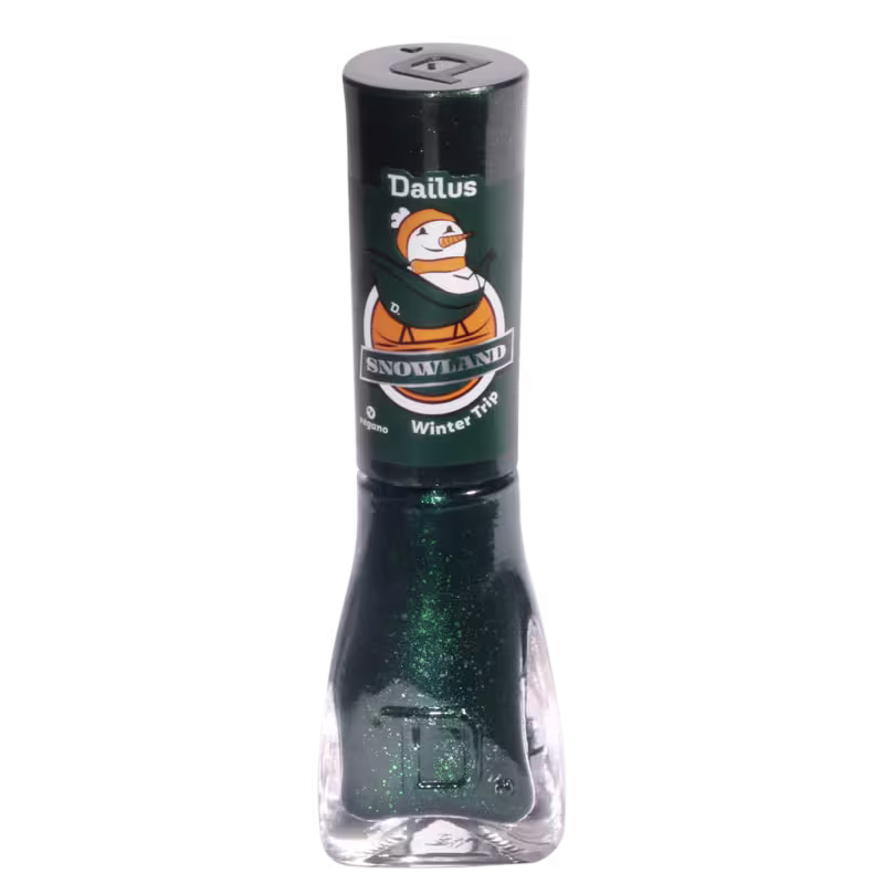 Esmalte cremoso da marca Dailus, cor Winter Trip. O frasco é pautado por tons de verde escuro, contendo um boneco de neve no rótulo de sua tampa.