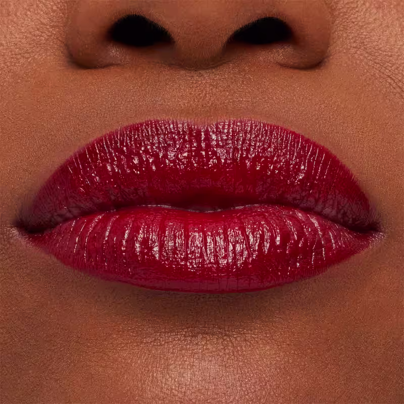 A imagem mostra a boca de uma mulher usando o batom.