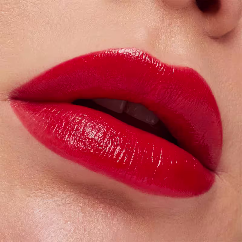 A imagem mostra a boca de uma mulher usando o batom.