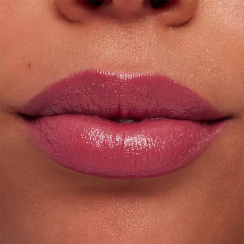 A imagem mostra a boca de uma mulher usando o batom.