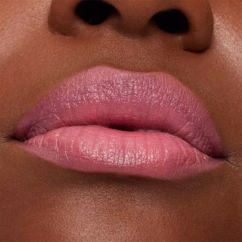 A imagem mostra a boca de uma mulher usando o batom.