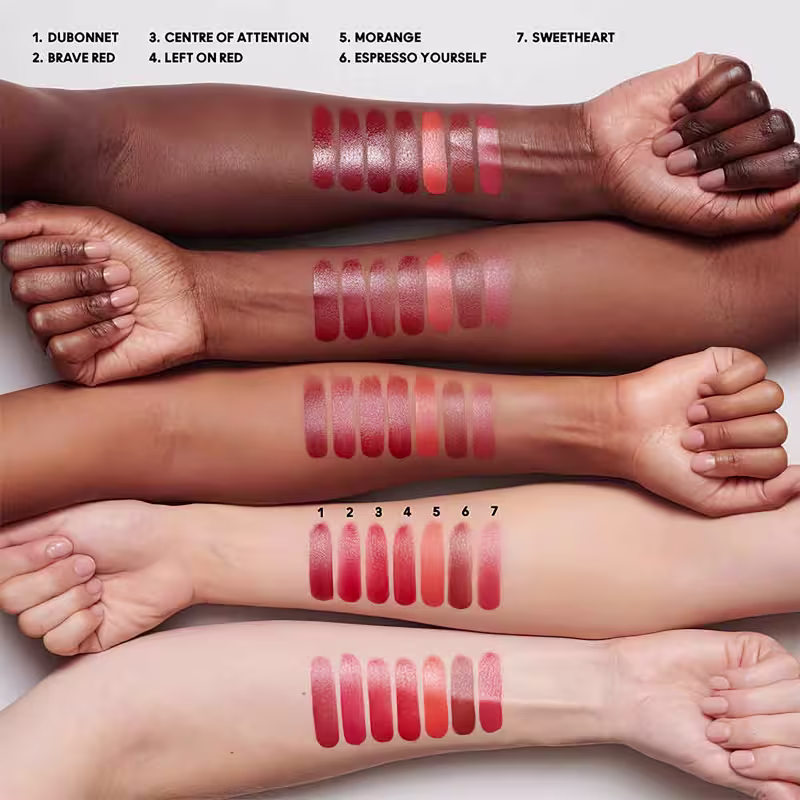 A imagem mostra 5 antebraços com amostras do produto na pele, indicando como ficará o batom nos lábios, de acordo com cada tonalidade de pele.