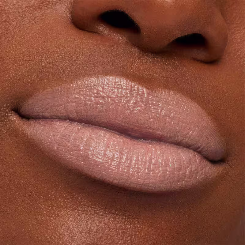 A imagem mostra a boca de uma mulher usando o batom.