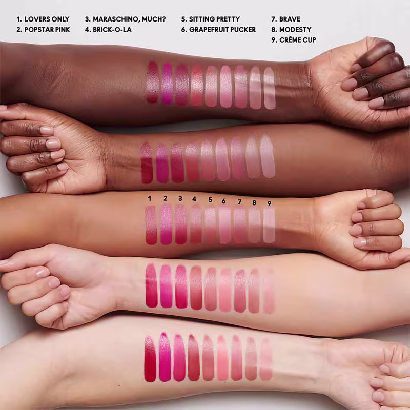 A imagem mostra 5 antebraços com amostras do produto na pele, indicando como ficará o batom nos lábios, de acordo com cada tonalidade de pele.