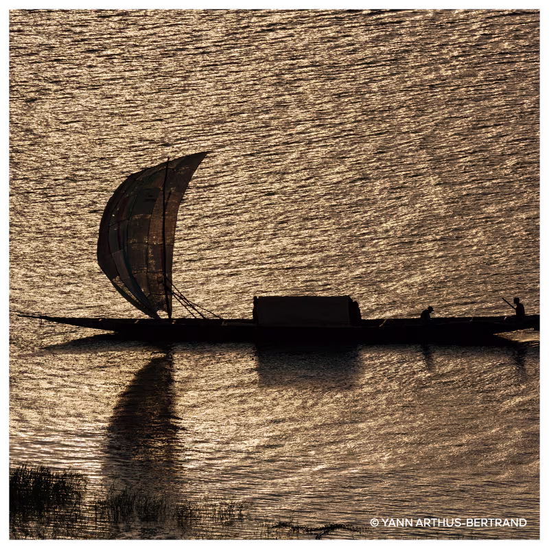 A imagem mostra um mar vasto e barco no centro.