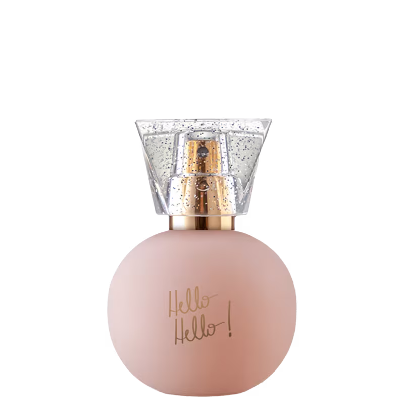 Perfume em frasco arredondado de vidro rosa claro. A tampa é transparente com detalhes brilhantes. No frasco está escrito "Hello Hello!" em letras douradas. Possui visual elegante e feminino, com o frasco rosa suave contrastando com os detalhes dourados.
