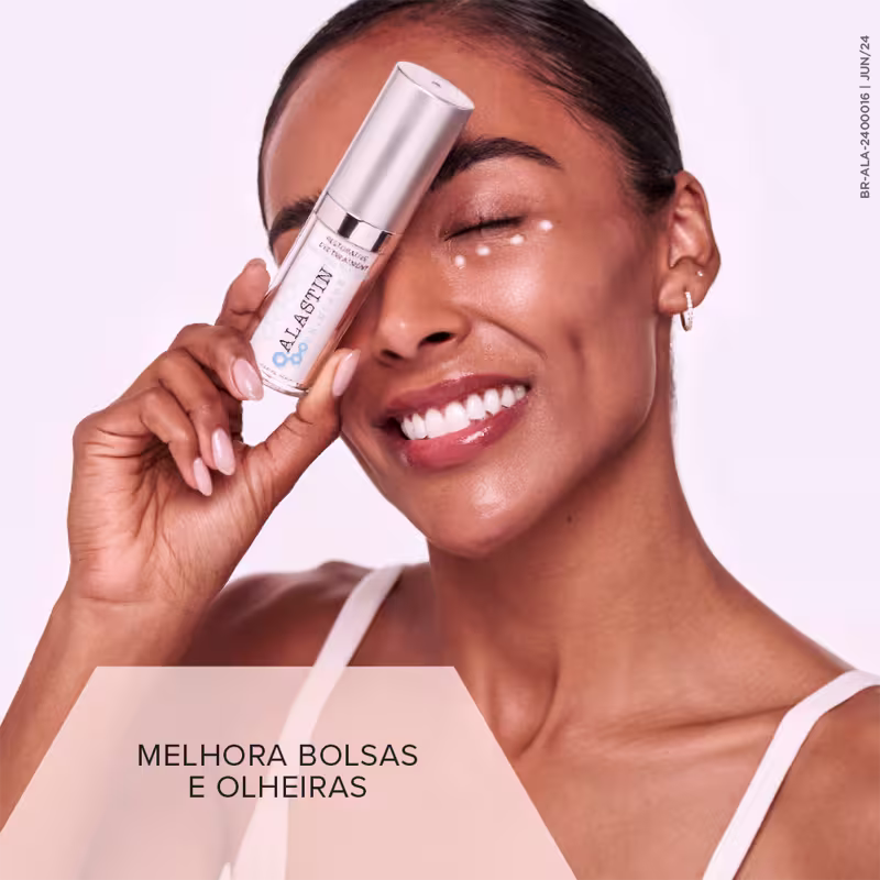 Sérum para a área dos olhos de Alastin. Uma mulher sorridente de pele morena e cabelos escuros segura o frasco próximo ao rosto, aplicando o produto.  O texto "MELHORA BOLSAS E OLHEIRAS" aparece na parte inferior da imagem.