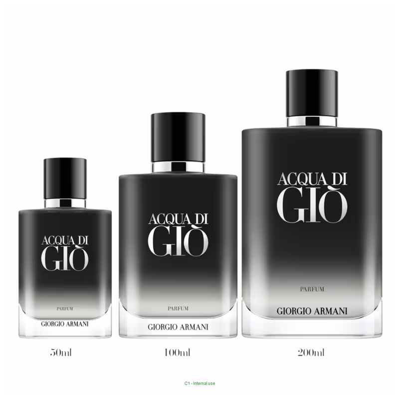 A imagem mostra os tamanhos comparativos entre as três volumetrias de Acqua Di Gio Giorgio Armani Parfum, da volumetria de 50ml, a menor, a de 100 ml, tamanho médio e de 200ml, maior tamanho.