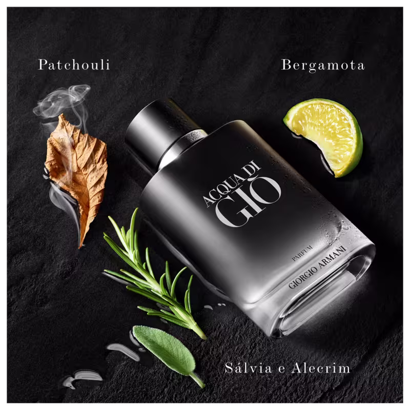 A imagem mostra o perfume sob uma superfície preta e ao seu redor estão os elementos da pirâmide olfativa, como o Patchouli, uma folha marrom, a sálvia e o alecrim, folhas ervas verdes e o um pedaço de bergamota.