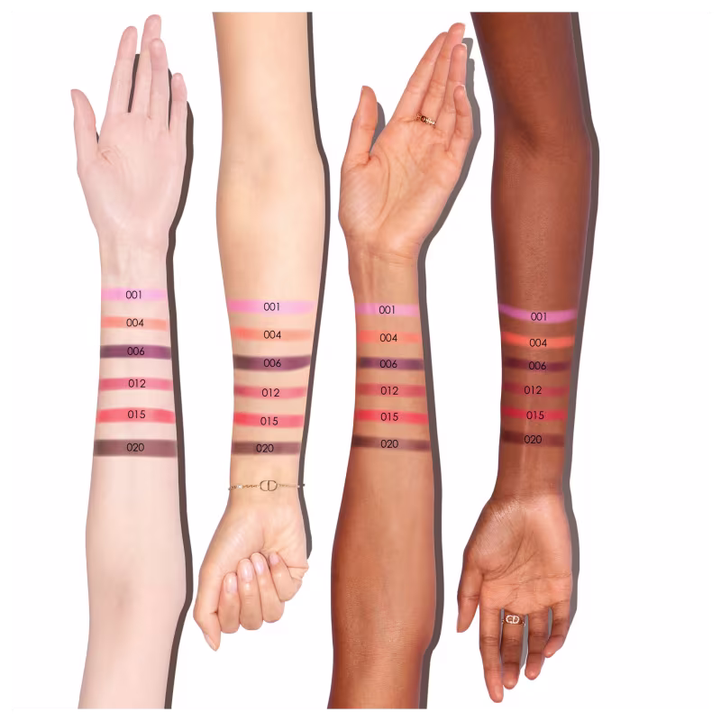 A imagem mostra quatro antebraços com diferentes tons de pele e neles estão as amostras de como fica o blush em cada uma delas.