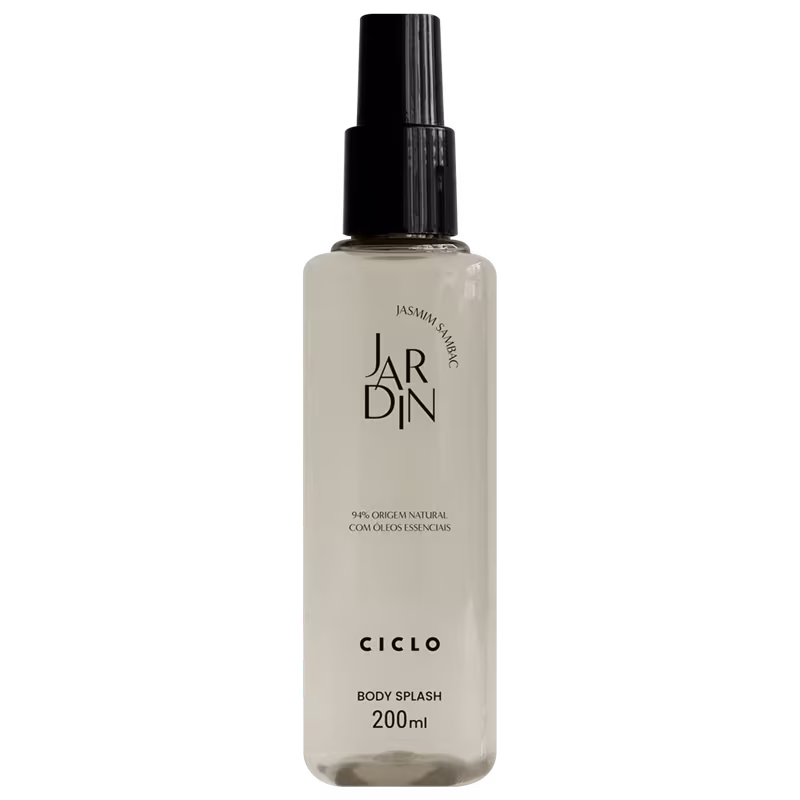 Frasco plástico transparente de 200ml, retangular com tampa preta spray. Rótulo em letras pretas estilizadas e "Jardim Sambac", "95% Origem Natural", "Com Óleos Essenciais" e "Ciclo" na parte inferior.