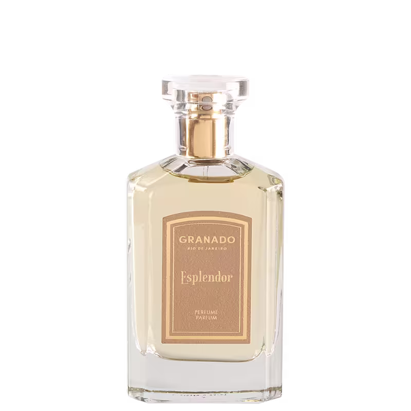 A imagem mostra o perfume em frasco retangular de vidro transparente com líquido âmbar. Rótulo frontal em tom bege com o nome "Granado" e "Esplendor" em um tom um pouco mais amarelado. Embalagem simples e elegante.