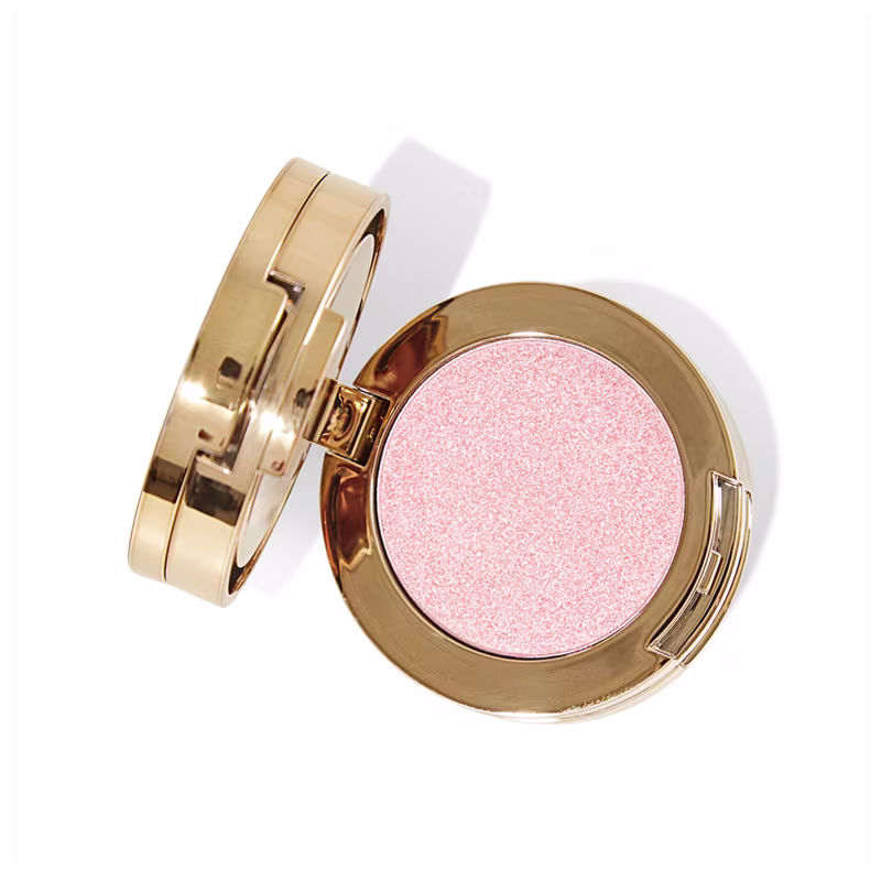 Visão de cima da cor número 2 da paleta, que tem uma cor rosa pálido com acabamento perolado. A embalagem metálica apresenta um design sofisticado e elegante.