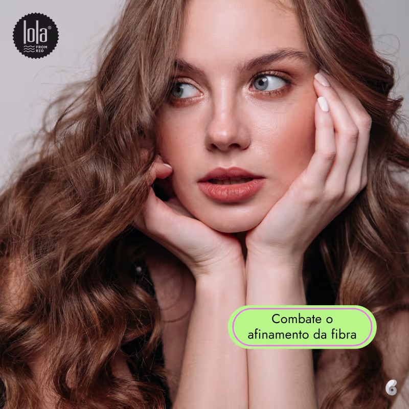 A imagem mostra uma mulher jovem com cabelos longos e ondulados de cor castanha. Ela tem olhos azuis marcantes e lábios cheios em um tom rosado natural. O texto em destaque na imagem, em um balão verde, diz "Combate o afinamento da fibra".