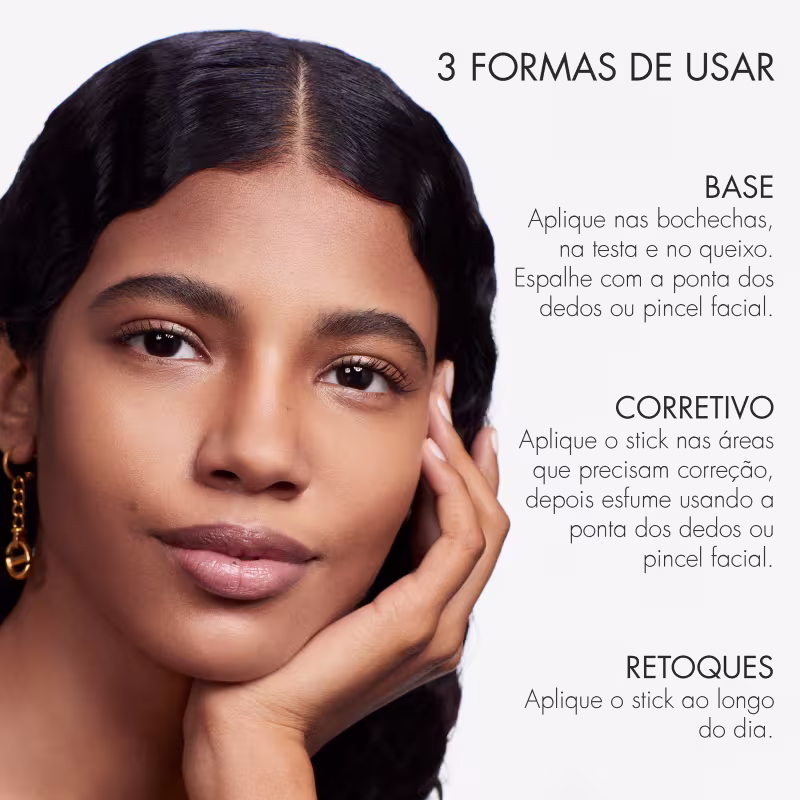 O texto fornece instruções sobre três formas de usar o produto: como base, para correção localizada e para retoques ao longo do dia. As cores predominantes são tons neutros de bege e marrom, além do preto dos cabelos da modelo.