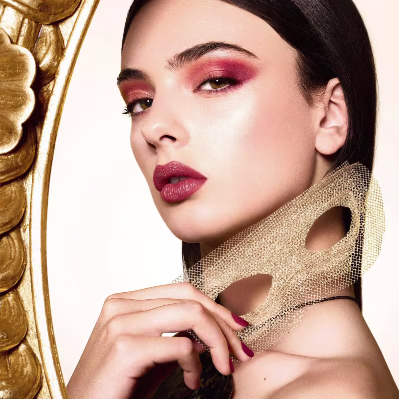 Modelo bem maquiada e elegante, com um visual luxuoso.