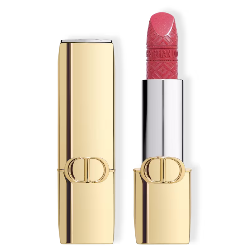 Batom bala com embalagem dourada e logo da Dior.