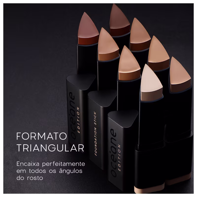 A imagem traz um fundo preto e as 8 cores da Base Océane Edition Foundation Stick enfileiradas, em embalagens pretas e mostrando os diferentes tons. Ao lado, aparece o texto "Formato Triangular" para encaixar perfeitamente nos ângulos do rosto.