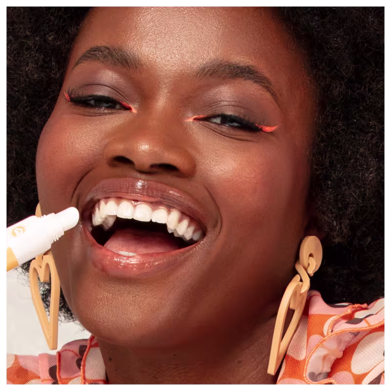 A imagem mostra uma modelo usando o produto.