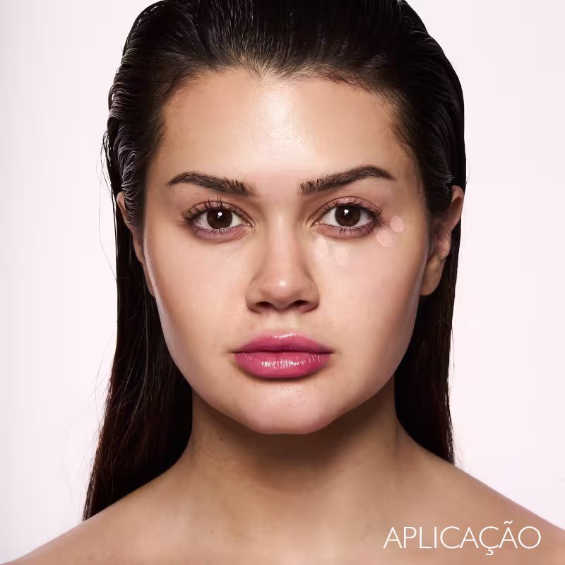 A imagem mostra uma modelo fazendo a aplicação do corretivo.