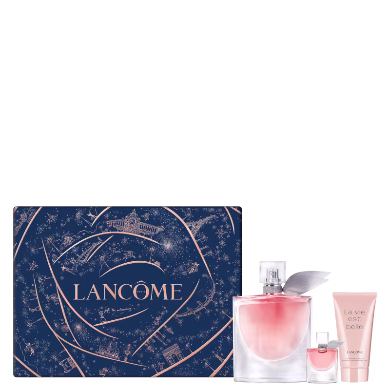 Este é um conjunto de produtos de perfumaria da marca Lancôme. O item principal é um frasco de perfume grande em vidro transparente com um líquido rosa claro. Acompanha um frasco menor de perfume e um tubo de creme ou loção na cor rosa.