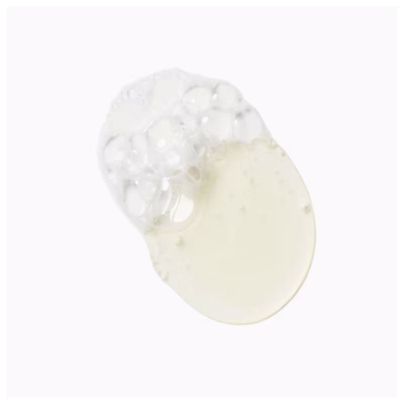 A imagem traz uma amostra do gel de limpeza facial, revelando a consistência e tom do produto.