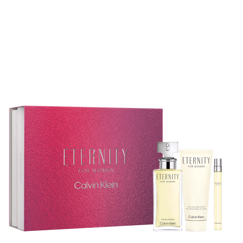Frasco de perfume de vidro transparente com líquido dourado e tampa prateada, um frasco menor de loção corporal e uma amostra tamanho viagem. A embalagem é uma caixa retangular rosa com o nome "Eternity" e o logotipo Calvin Klein em letras prateadas.