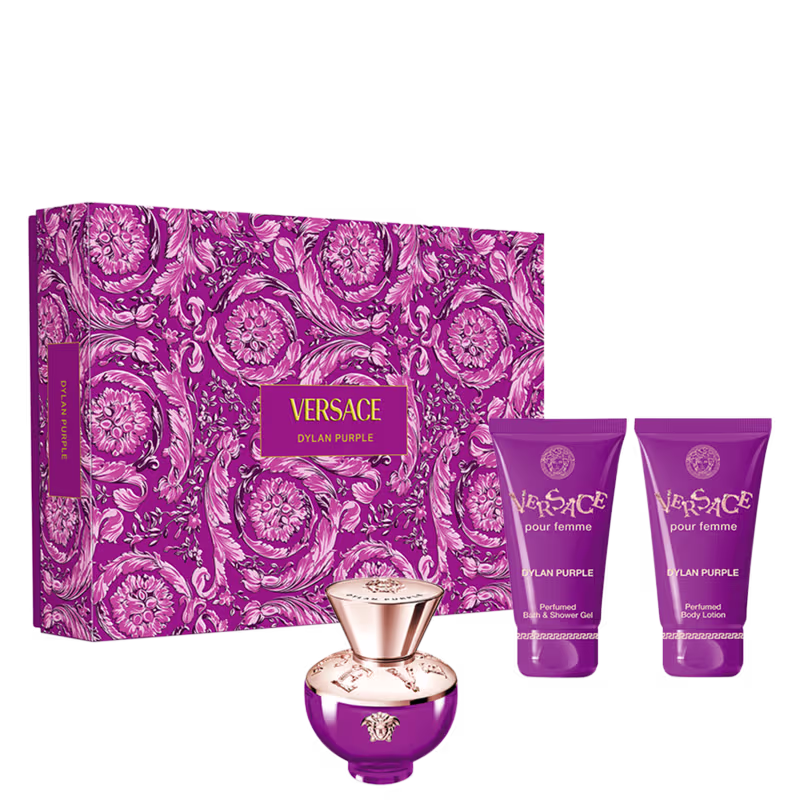 A imagem mostra uma caixa decorativa roxa com estampa floral detalhada. Frasco de perfume arredondado em vidro roxo com detalhes dourados na tampa. Dois tubos de loção corporal e gel de banho roxos com o logotipo Versace.