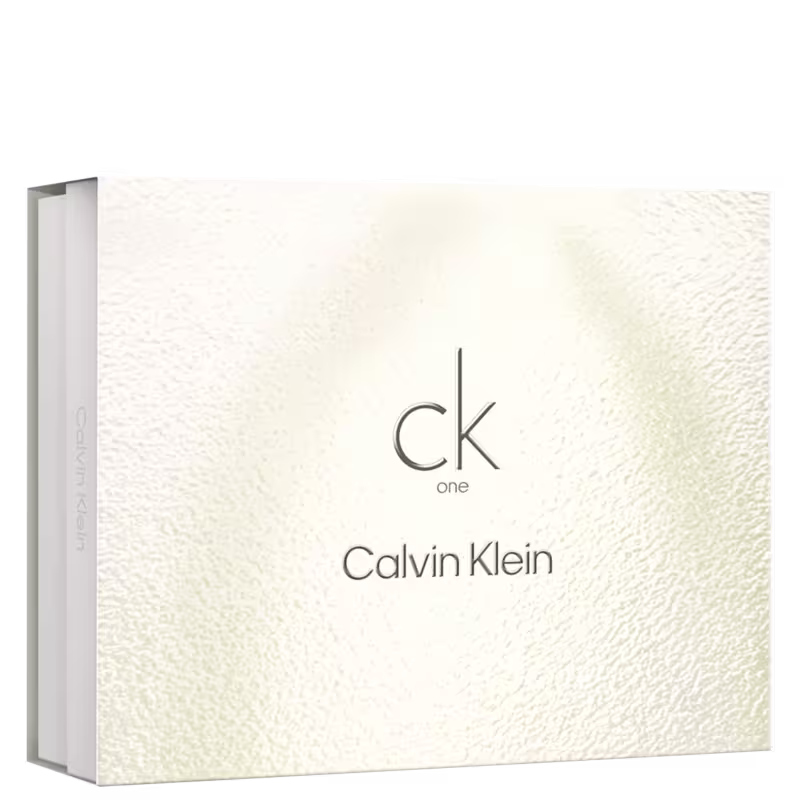 Caixa retangular branca com textura na superfície. A embalagem tem um acabamento simples e minimalista, com predominância do branco e detalhes cinza, típicos da marca Calvin Klein.