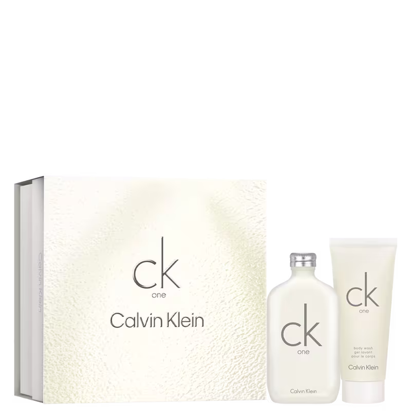 Frasco de perfume cilíndrico branco fosco com o logotipo "ck one" em letras minúsculas cinza. Caixa retangular branca texturizada com o nome "ck one Calvin Klein" impresso. Pequeno frasco tubular branco fosco com o rótulo "ck one body wash".