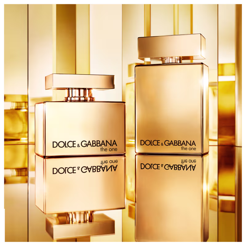 O produto apresentado na imagem é um frasco de perfume da marca Dolce & Gabbana, chamado "the one". O frasco é dourado e possui um design retangular com linhas simples e elegantes. Volumetria de 100ml.