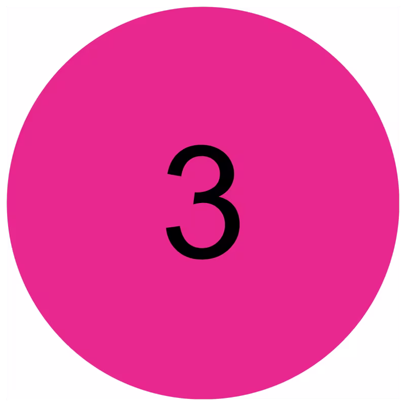 Número três em um círculo rosa.
