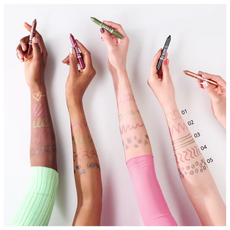 Quatro braços de pessoas com cor de pele distintas. Eles estão pintadas com as cores disponíveis na paleta para demonstrar como cada tom fica em diferentes peles.