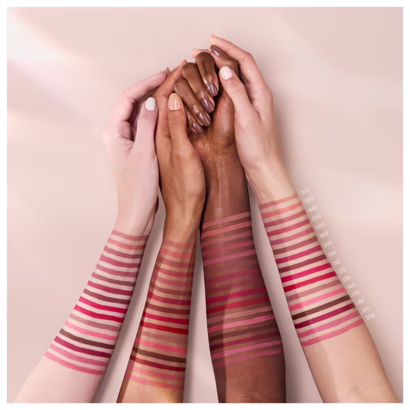 4 braços de cores de pele diferentes com listras coloridas, simulando as amostras de cores em diferentes pessoas.