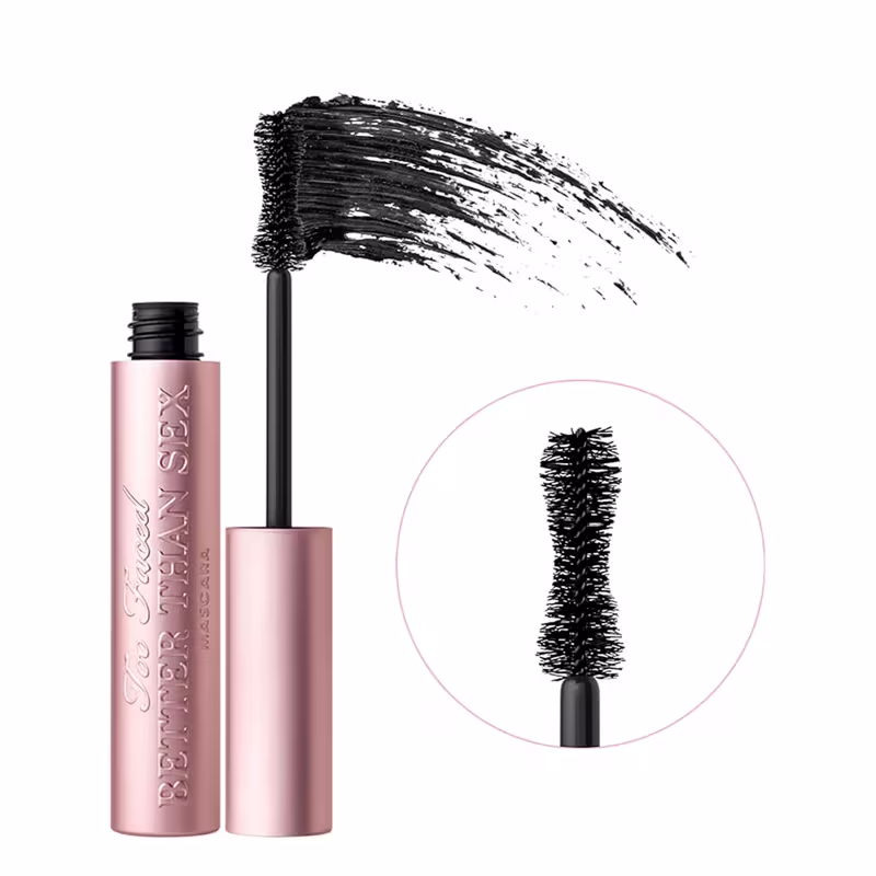 Imagem simulando uma pincelada da máscara de cílios, ao lado um zoom no pincel, mostrando as cerdas espessas.