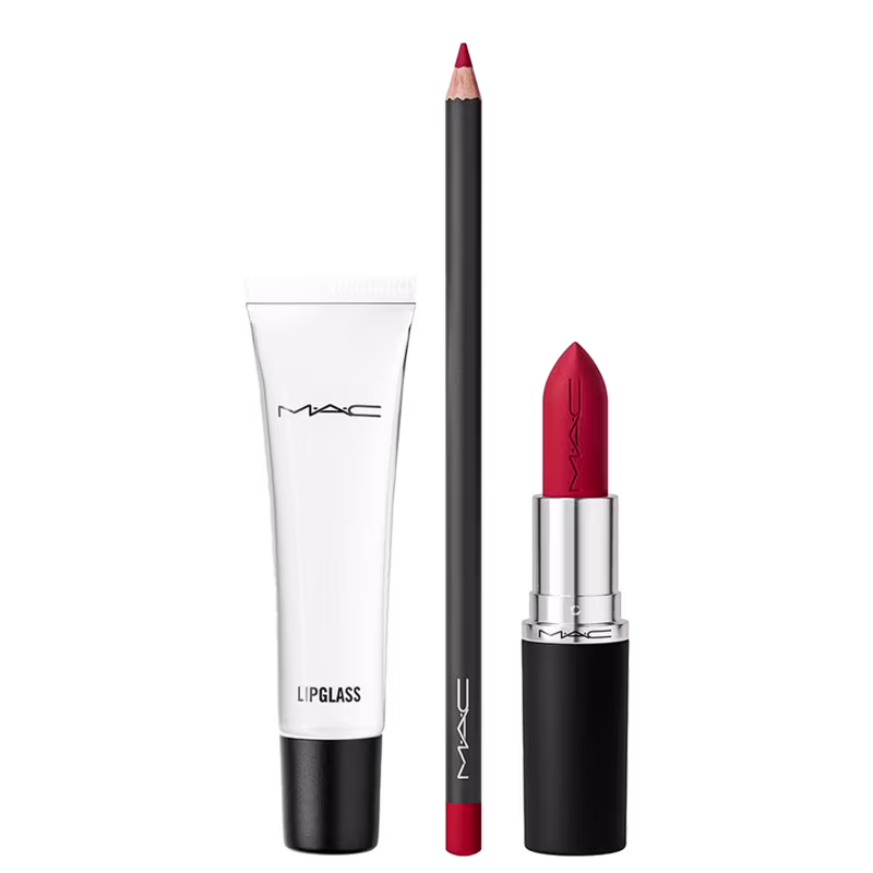 A imagem mostra um batom vermelho em uma embalagem preta com o logotipo M·A·C em prata. Outro é um lápis de olho preto com a ponta vermelha e o logotipo M·A·C gravado no corpo. O terceiro é um tubo branco de brilho labial chamado "Lipglass".