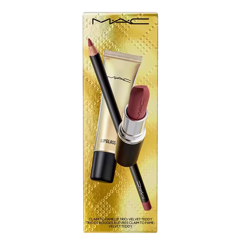 A imagem mostra os produtos de maquiagem M·A·C em embalagem dourada texturizada. A embalagem apresenta o logotipo M·A·C e detalhes em relevo.