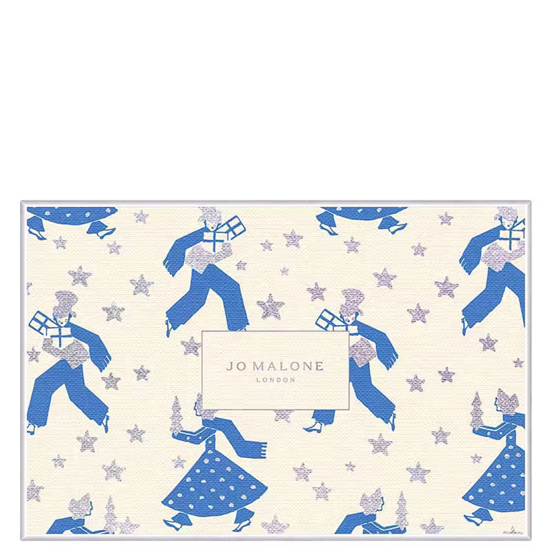 A imagem mostra uma caixa retangular com estampa de figuras estilizadas em azul e estrelas em um tom acinzentado. As figuras estão caminhando com presentes nas mãos. No centro, há um retângulo com o logotipo "Jo Malone London".