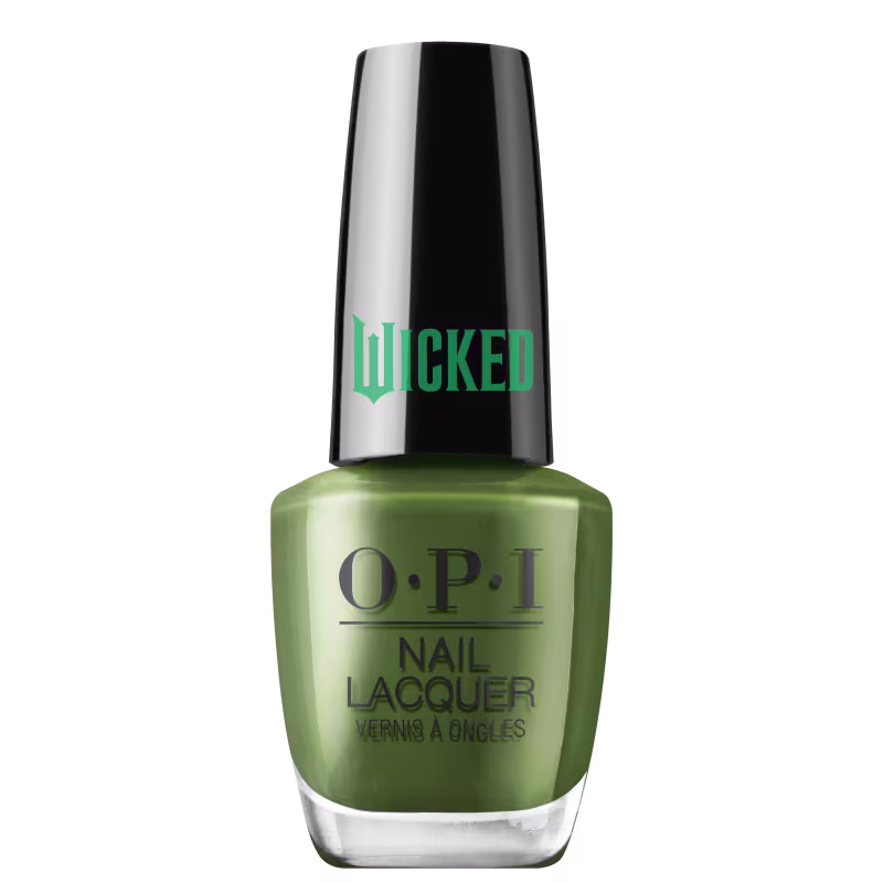 Produto de esmalte de unhas OPI da linha Wicked. Frasco de vidro transparente com tampa preta. O esmalte tem uma cor verde escuro intenso. O rótulo exibe o logotipo OPI em letras pretas, com o nome "Wicked" em verde na tampa.