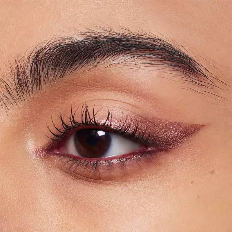 A imagem mostra o olho de uma mulher maquiada com a sombra.