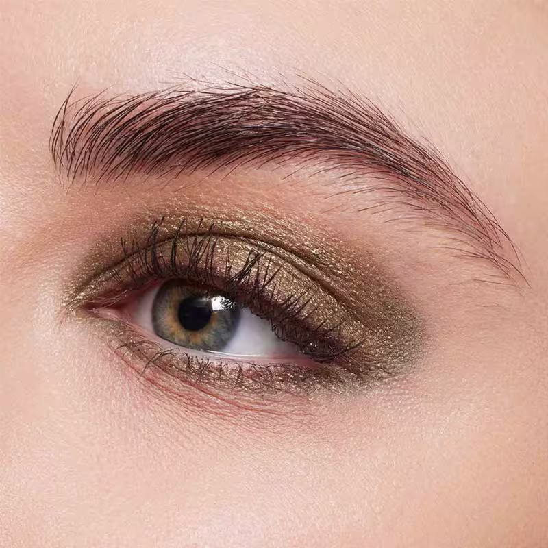 A imagem mostra o olho de uma mulher maquiada com a sombra.