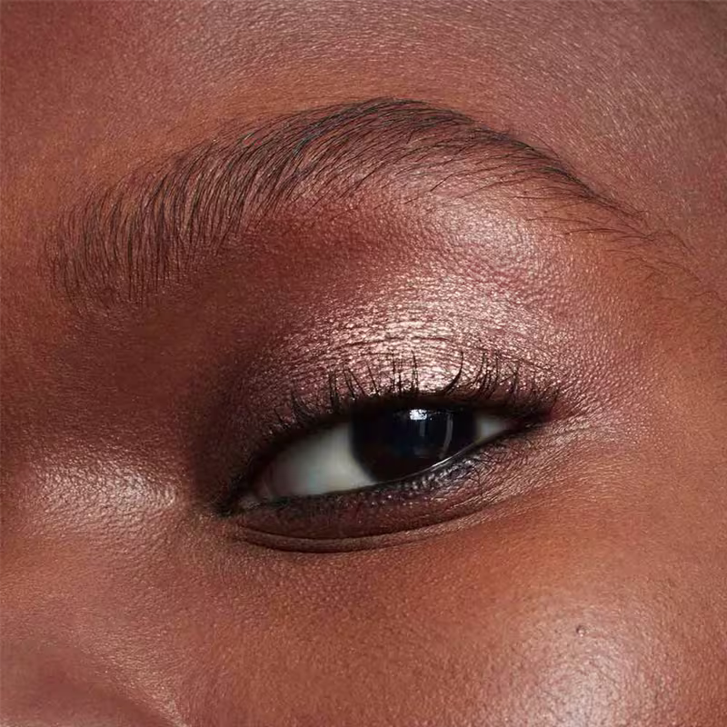 A imagem mostra o olho de uma mulher maquiada com a sombra.