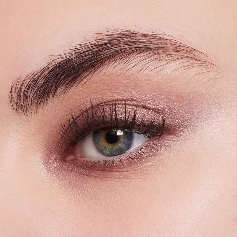 A imagem mostra o olho de uma mulher maquiada com a sombra.