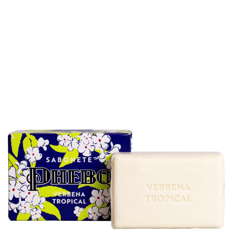 Sabonete Phebo Verbena Tropical. Um sabonete retangular de cor bege claro com o nome "Verbena Tropical" impresso. A embalagem é uma caixa azul com motivos florais brancos e amarelos.
