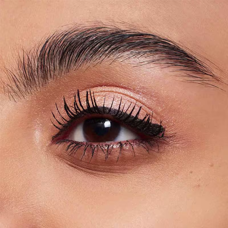 A imagem mostra uma modelo maquiada com os produtos do kit.