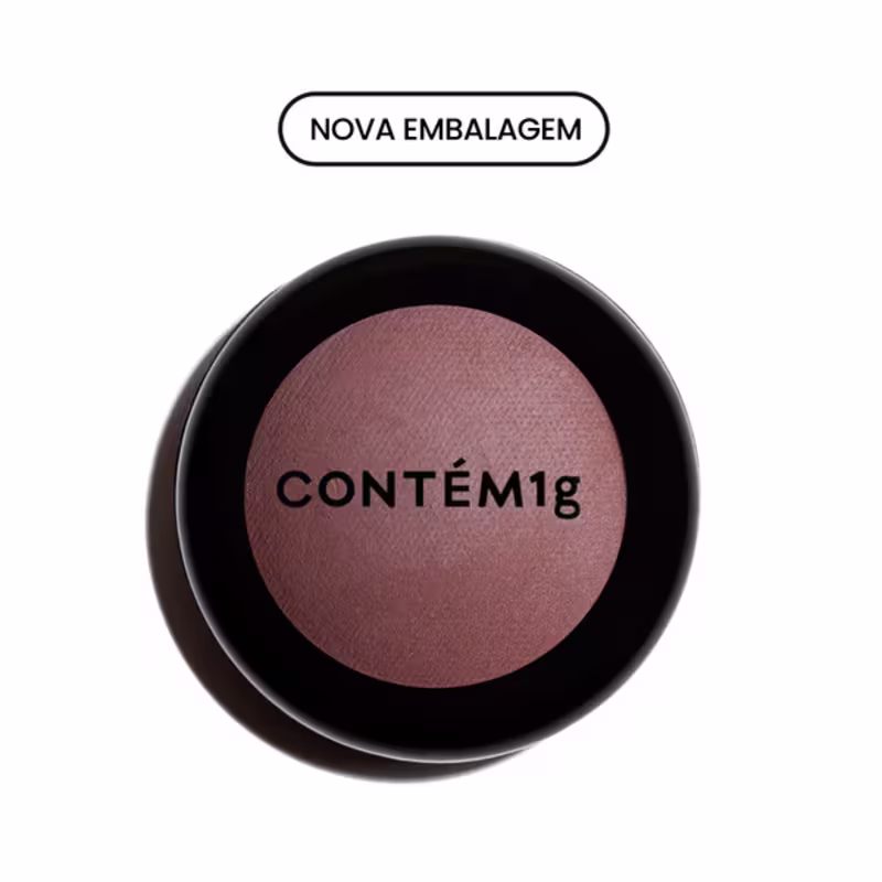 A imagem mostra uma embalagem fechada de blush. A embalagem é preta com parte transparente e o logo da marca em preto. Acima do produto a informação de que está em nova embalagem.