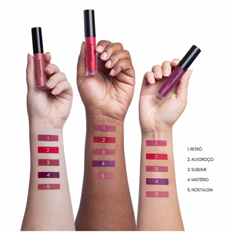 A imagem mostra três antebraços com tons de pele diferentes e amostra das cores nos três. As mãos estão segurando um batom e, ao lado, o nome das cinco cores deste modelo.